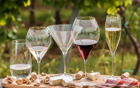 Exquisite Glasses, Placement Of Water And Wine Glasses On Table